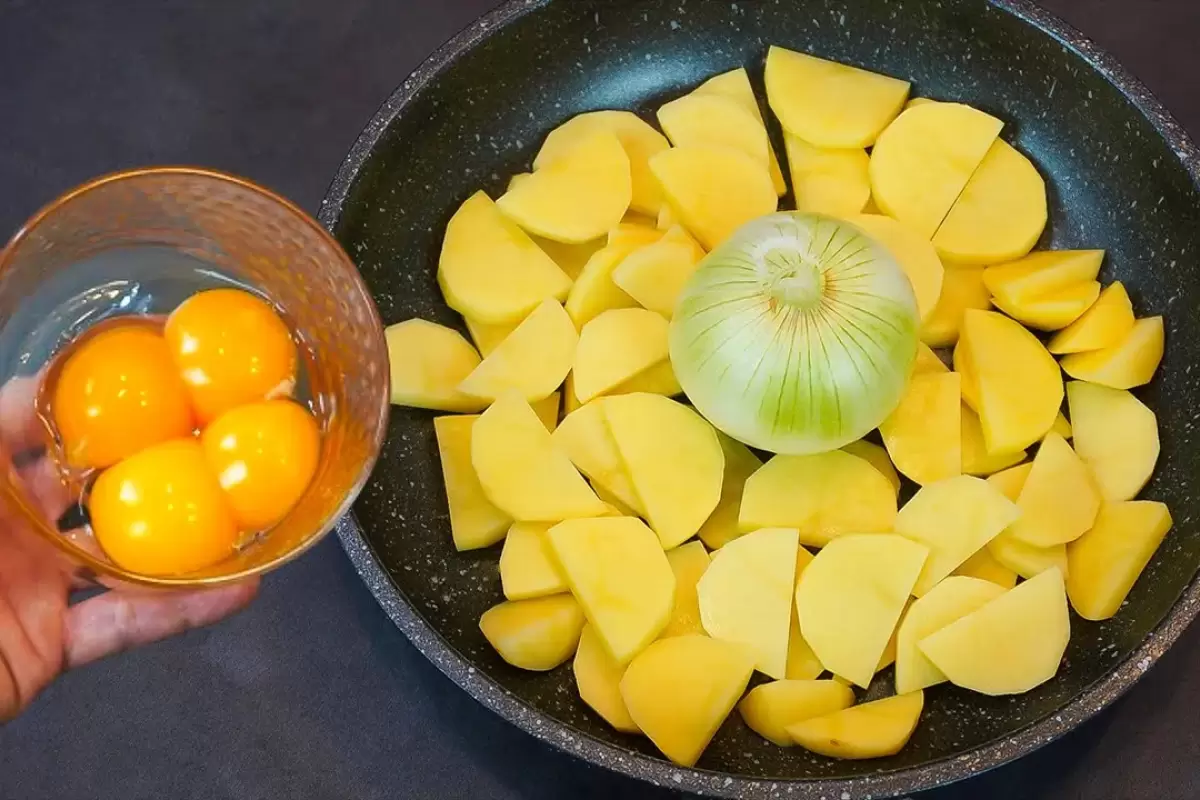 (ویدئو) این شام ساده آمریکایی را با سیب زمینی و تخم مرغ در 5 دقیقه حاضر کنید