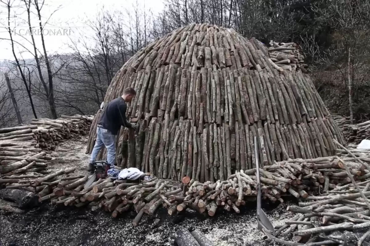 (ویدئو) فرآیند تبدیل کردن ده ها تن درخت به زغال به روش عجیب ایتالیایی ها