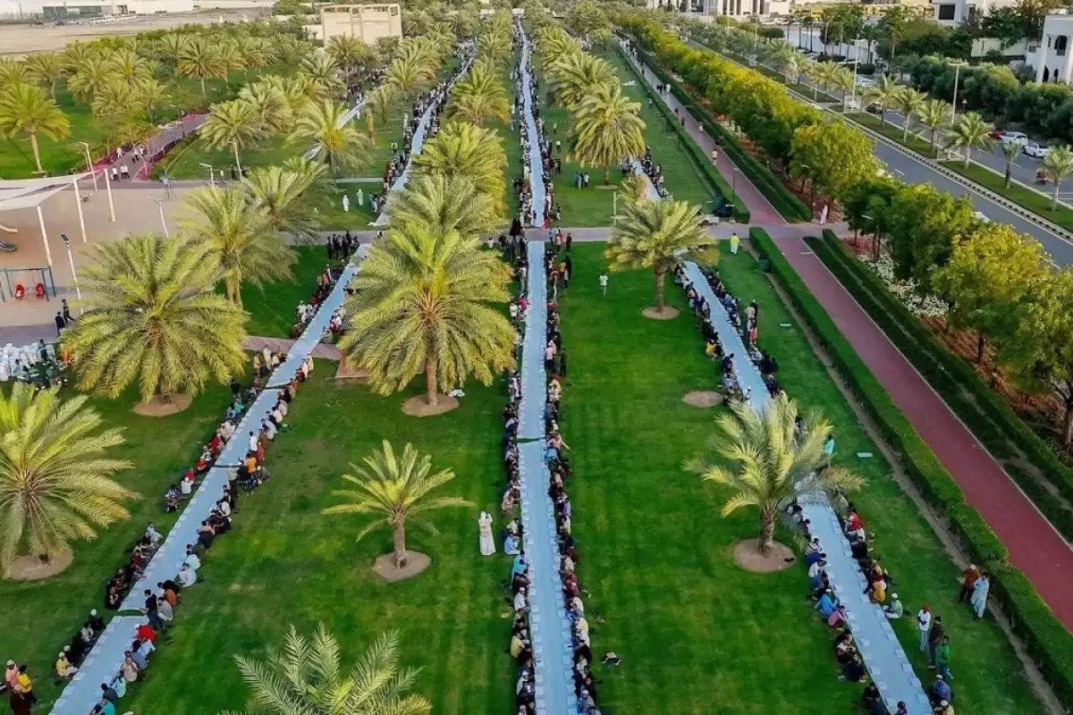 (ویدئو) طولانی‌ترین سفره افطار دسته جمعی در امارات