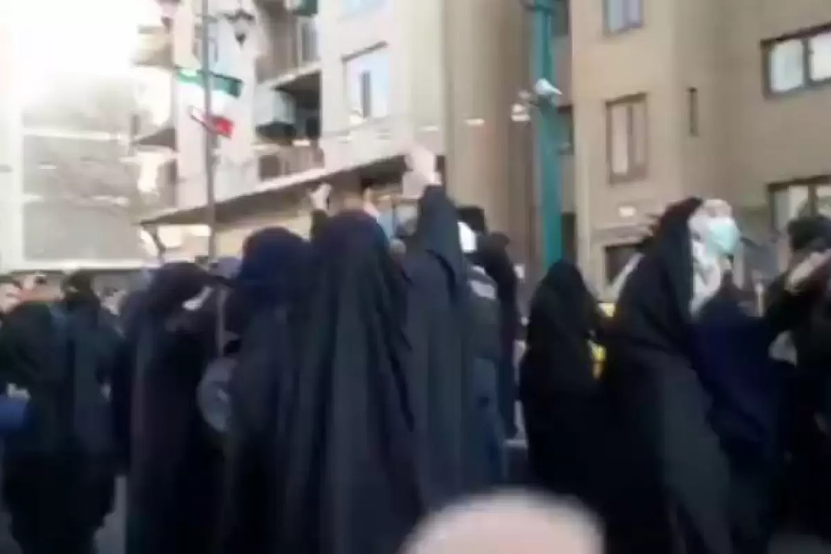 ببینید | ویدیویی جدید از لحظه آغاز درگیری هواداران حجاب با نیروی‌های پلیس در خیابان پاستور