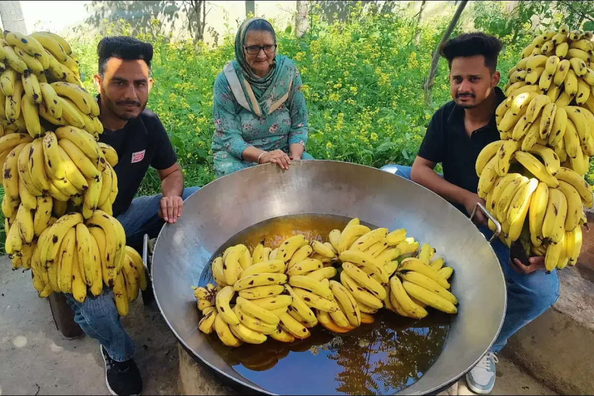 (ویدئو) فرآیند پخت 50 کیلو موز شیرین به روش یک خانواده روستایی مشهور هندی