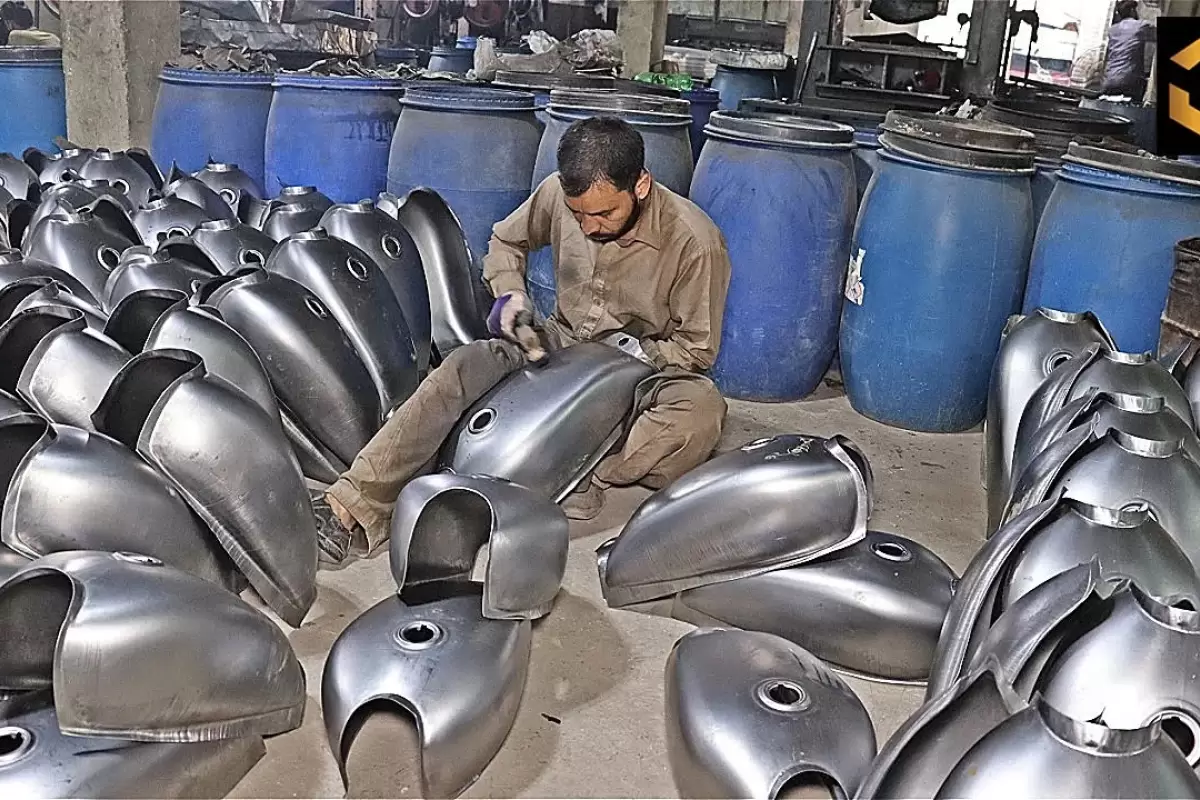 (ویدئو) فرآیند تولید باک سوخت موتور سیکلت در یک کارخانه پاکستانی
