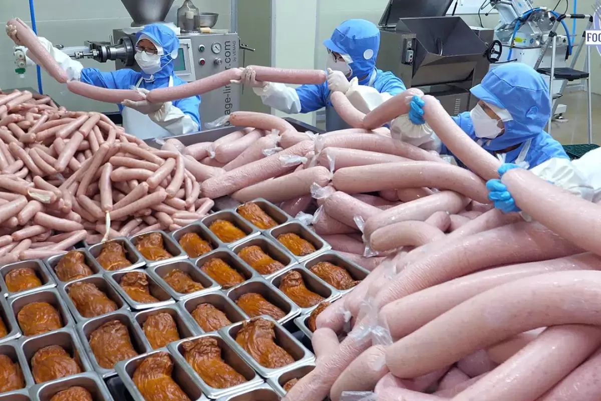 (ویدئو) فرآیند تماشایی تولید صدها تن سوسیس تند در یک کارخانه مشهور کره ای