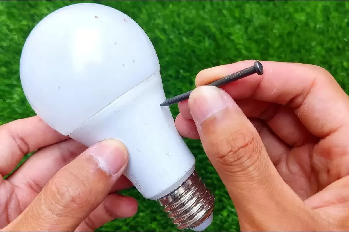(ویدئو) یک روش منحصر به فرد برای تعمیر لامپ ال ای دی (LED) به روش برقکار انگلیسی