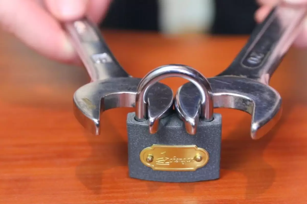 (ویدئو) کلیدساز خبر نکنید؛ با این روش آسان بدون کلید، قفل فلزی را باز کنید