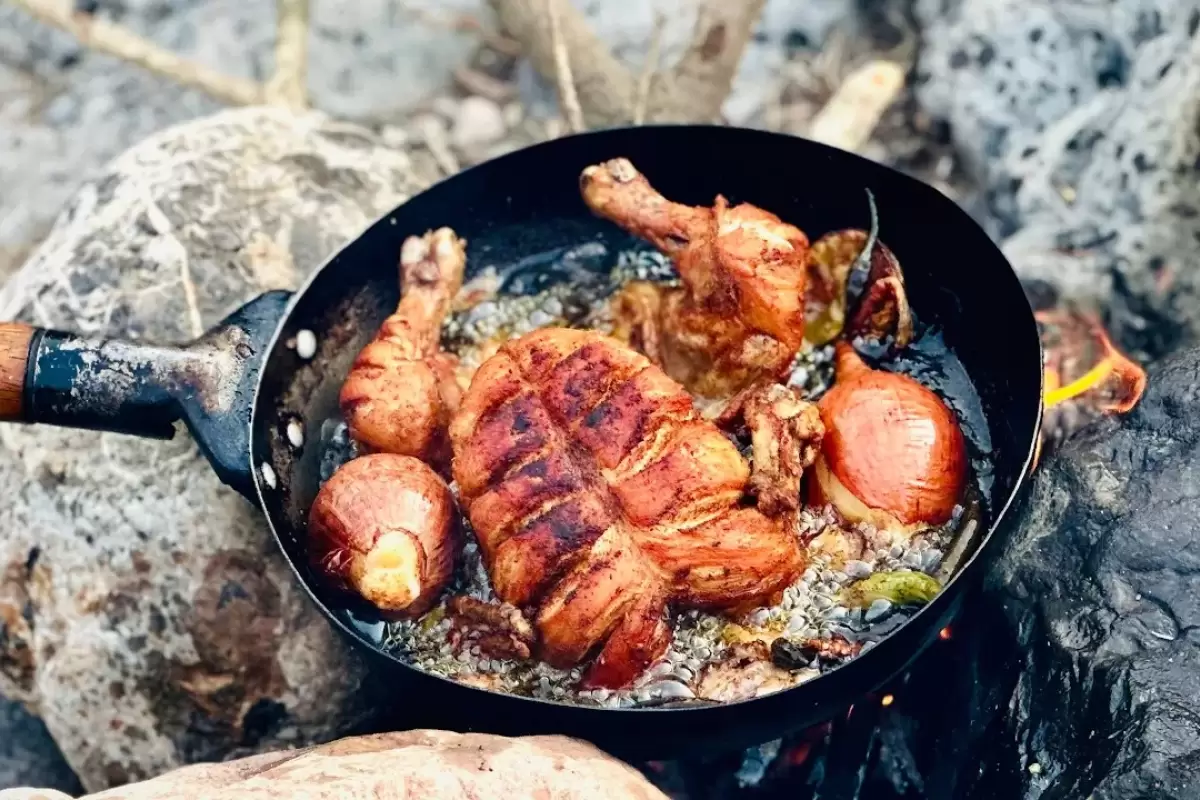 (ویدئو) غذای روستایی در بنگلادش؛ نحوه پخت متفاوت یک مرغ کامل در جنگل