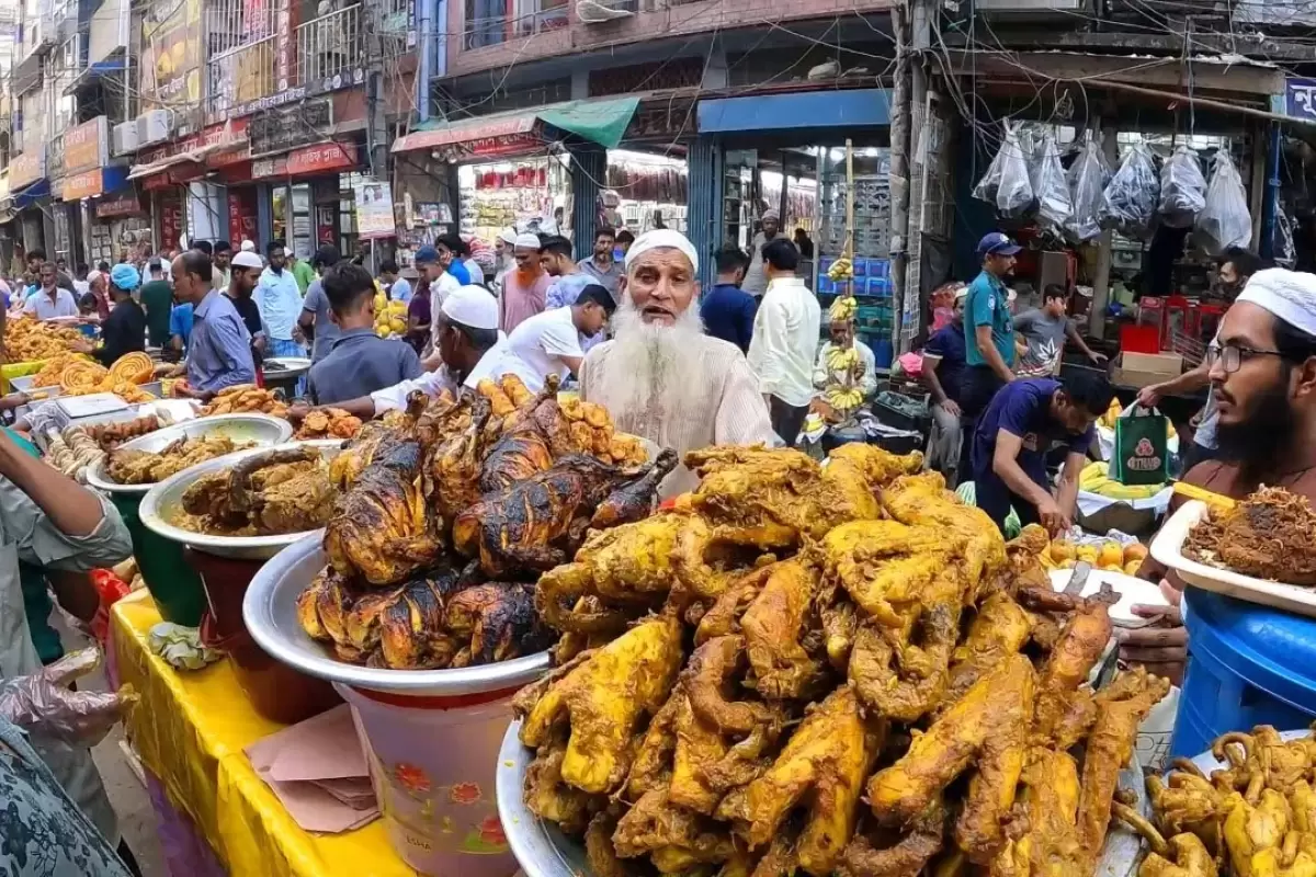 (ویدئو) غذای خیابانی محبوب در بنگلادش؛ از مرغ سوخاری و زولبیا تا شامی