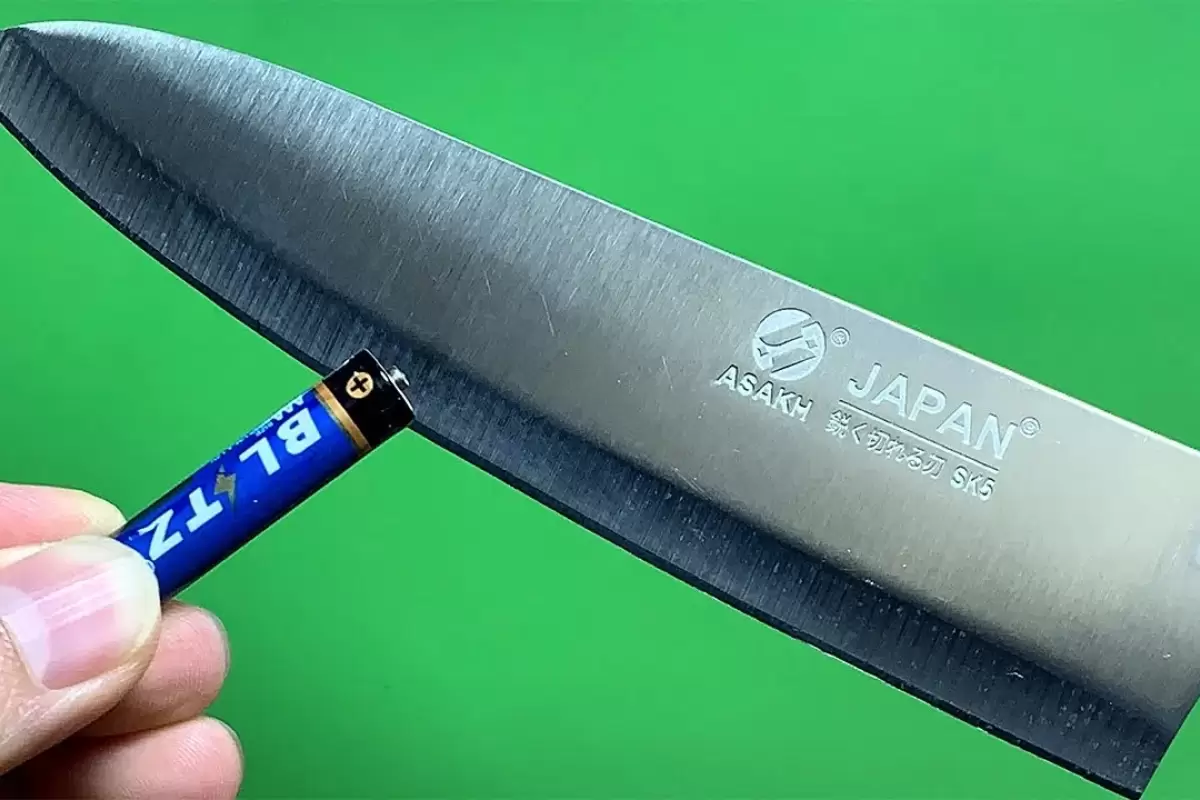 (ویدئو) دو روش هوشمندانه و جدید برای تیز کردن چاقو با باتری و ماگ سفالی