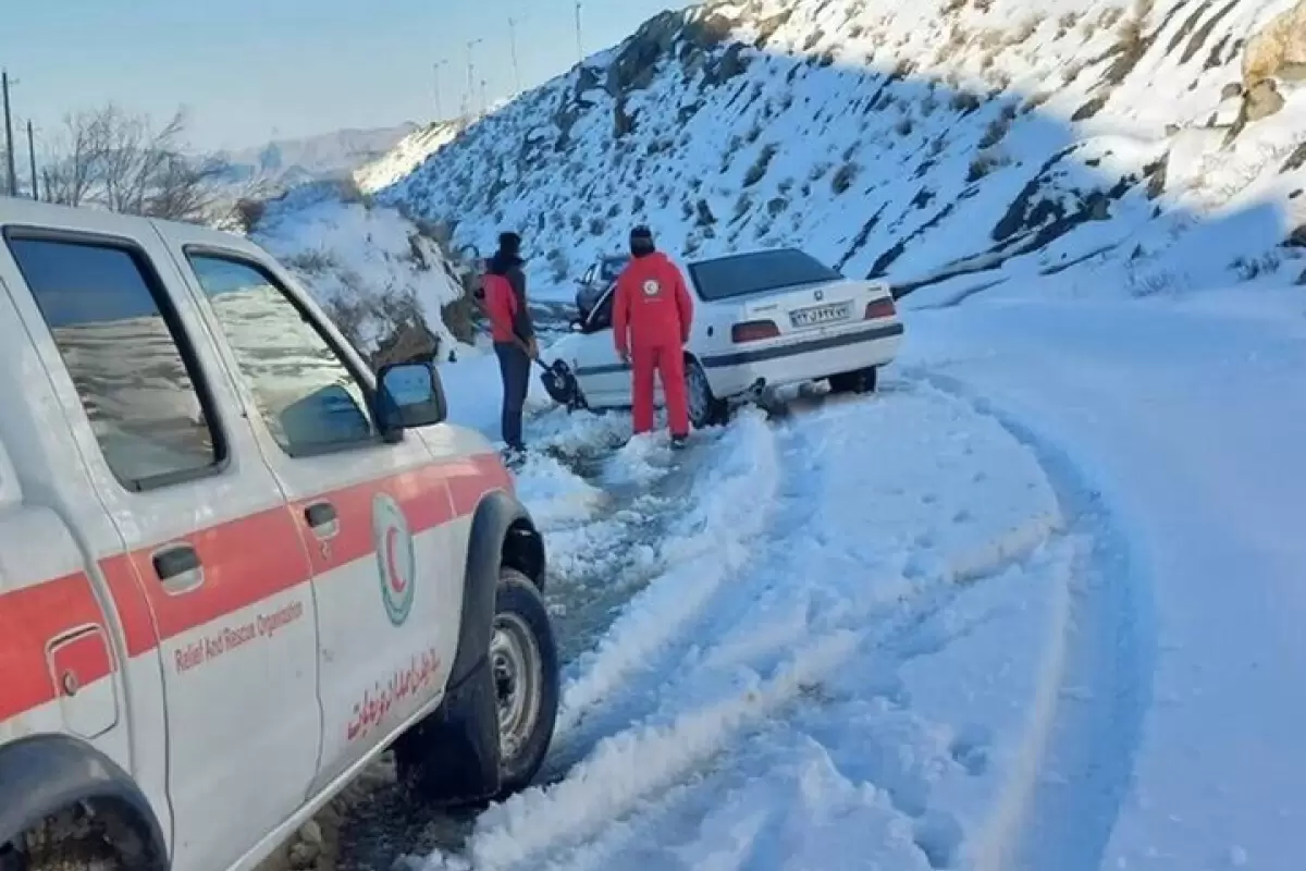 ببینید | گیر افتادن مردم در برف و کولاک شدید جاده شاهین دژ