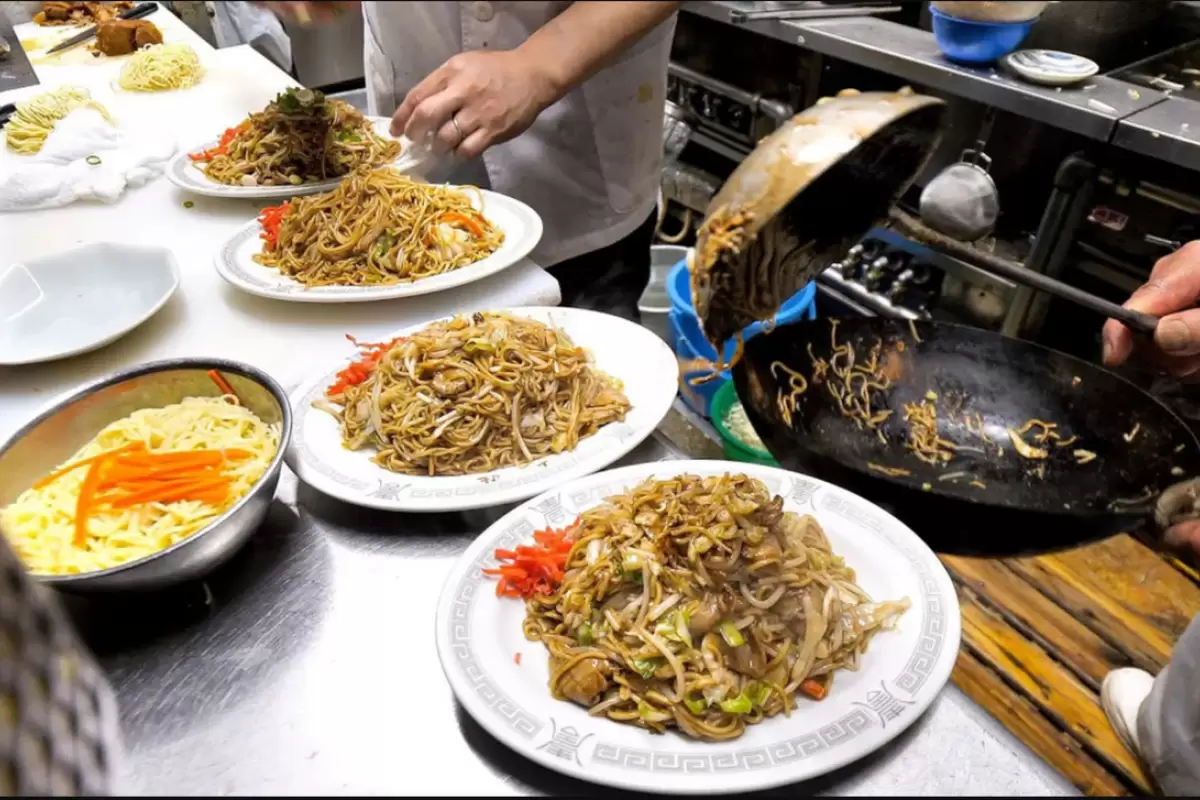 (ویدئو) غذای خیابانی محبوب در ژاپن؛ از برنج سرخ شده تا املت مشهور