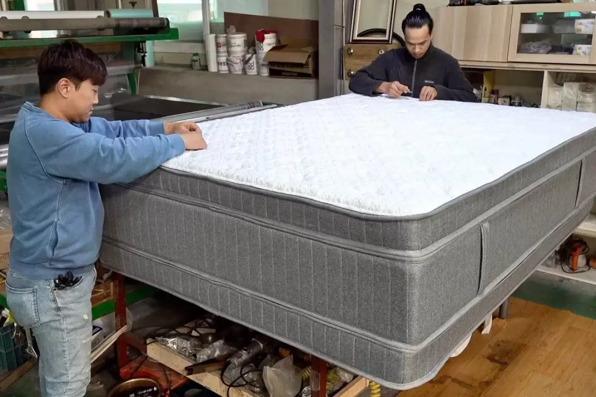 (ویدئو) تشک های لوکس تختخواب چگونه در کارخانه مشهور چینی تولید می شوند؟