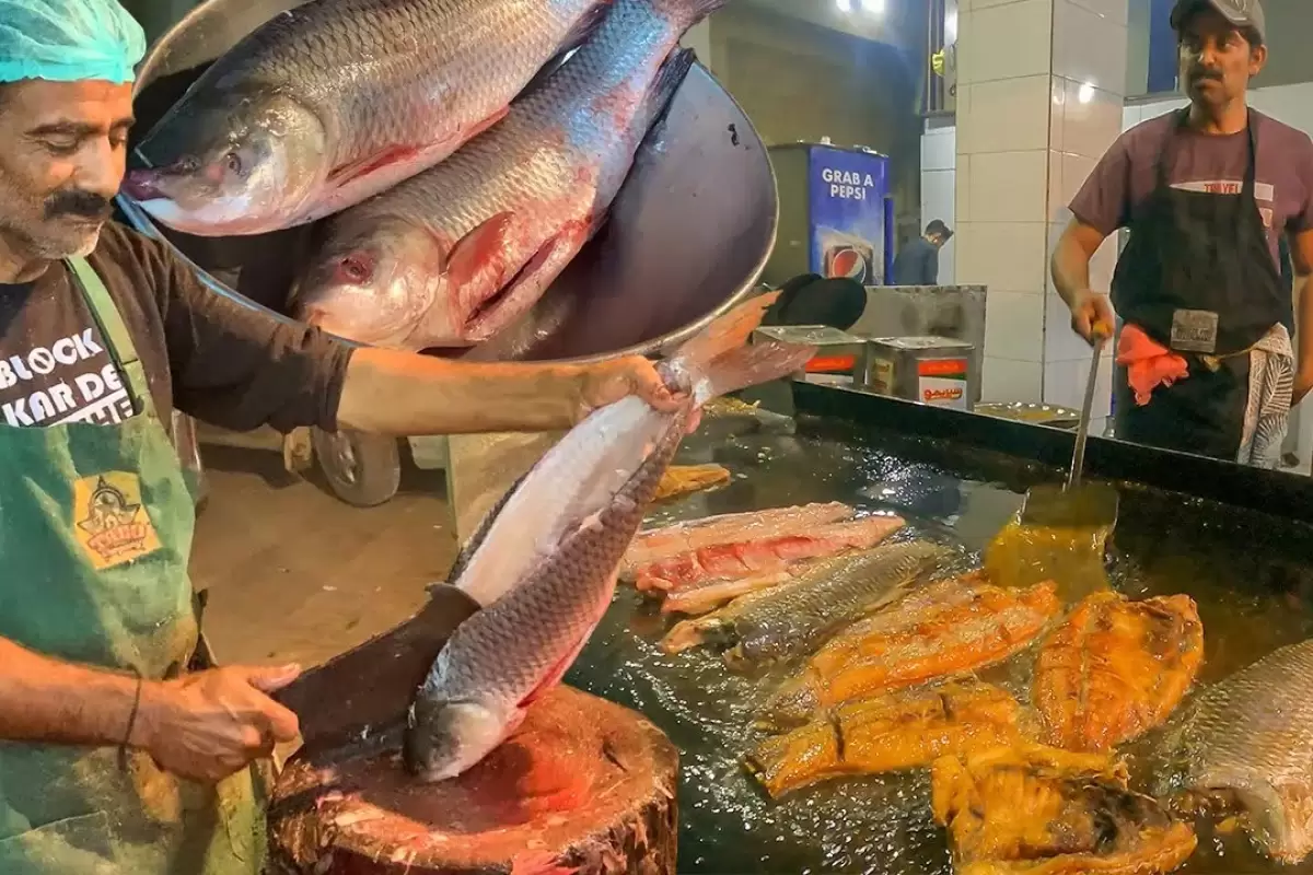 (ویدئو) غذای خیابانی در پاکستان؛ نحوه پخت 55 کیلو ماهی ماسالا توسط یک آشپز مشهور