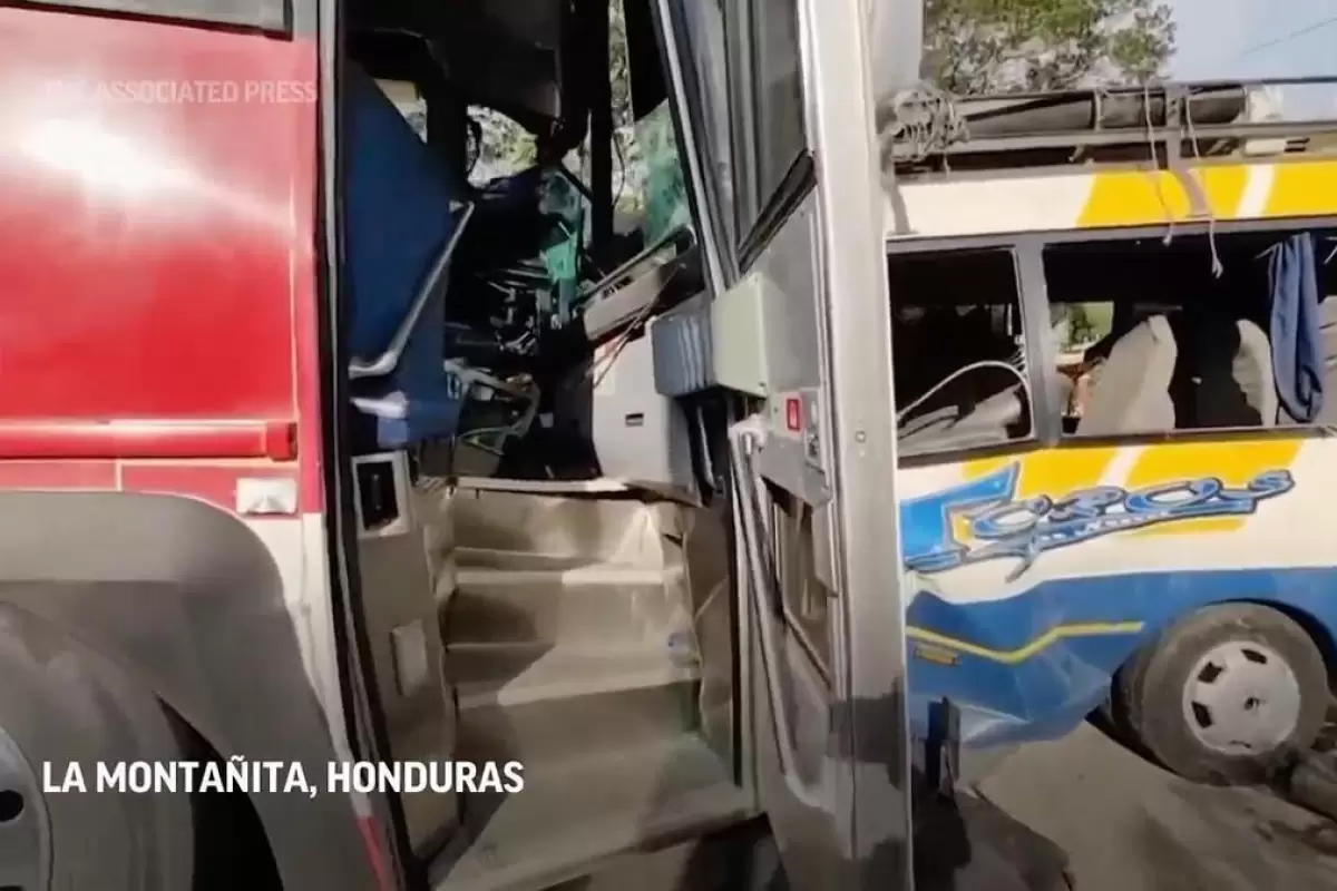 (تصاویر) تصادف دو اتوبوس ۳۱ کشته و زخمی بر جای گذاشت