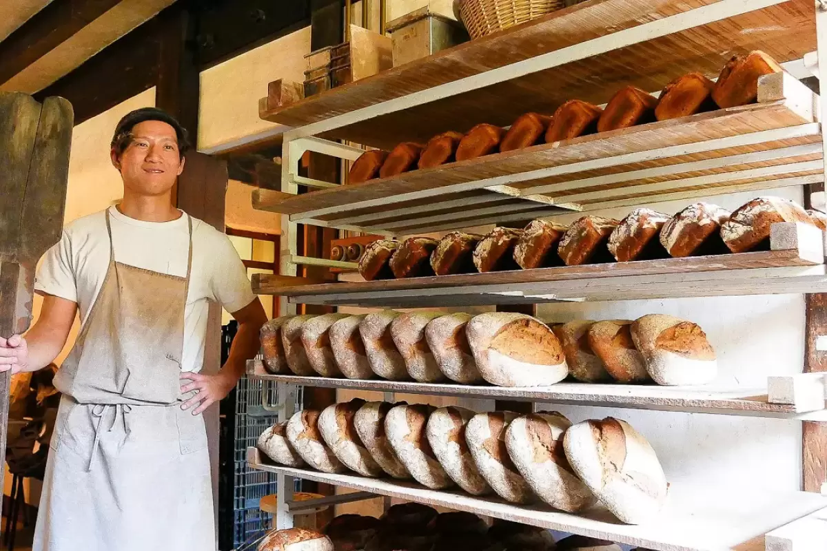 (ویدئو) فرآیند تهیه و پخت نان در یک نانوایی شگفت انگیز در کوهستان های ژاپن