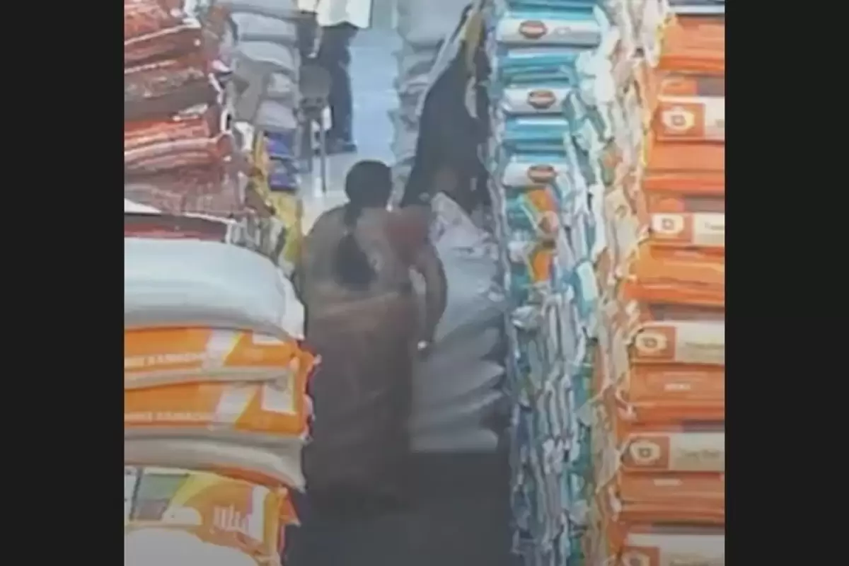 (ویدئو) له شدن یک زن زیر ده‌ها کیسه برنج