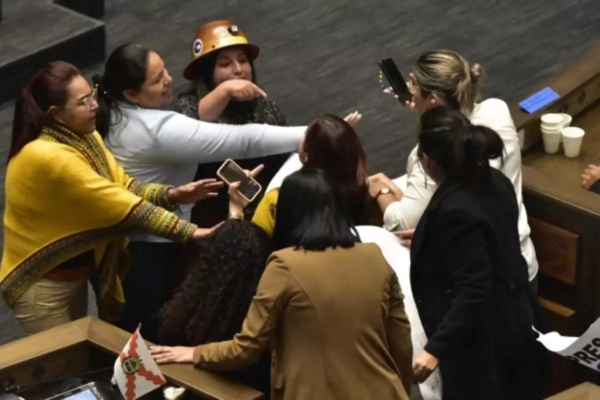 (ویدئو) زد و خورد نمایندگان در مجلس بولیوی