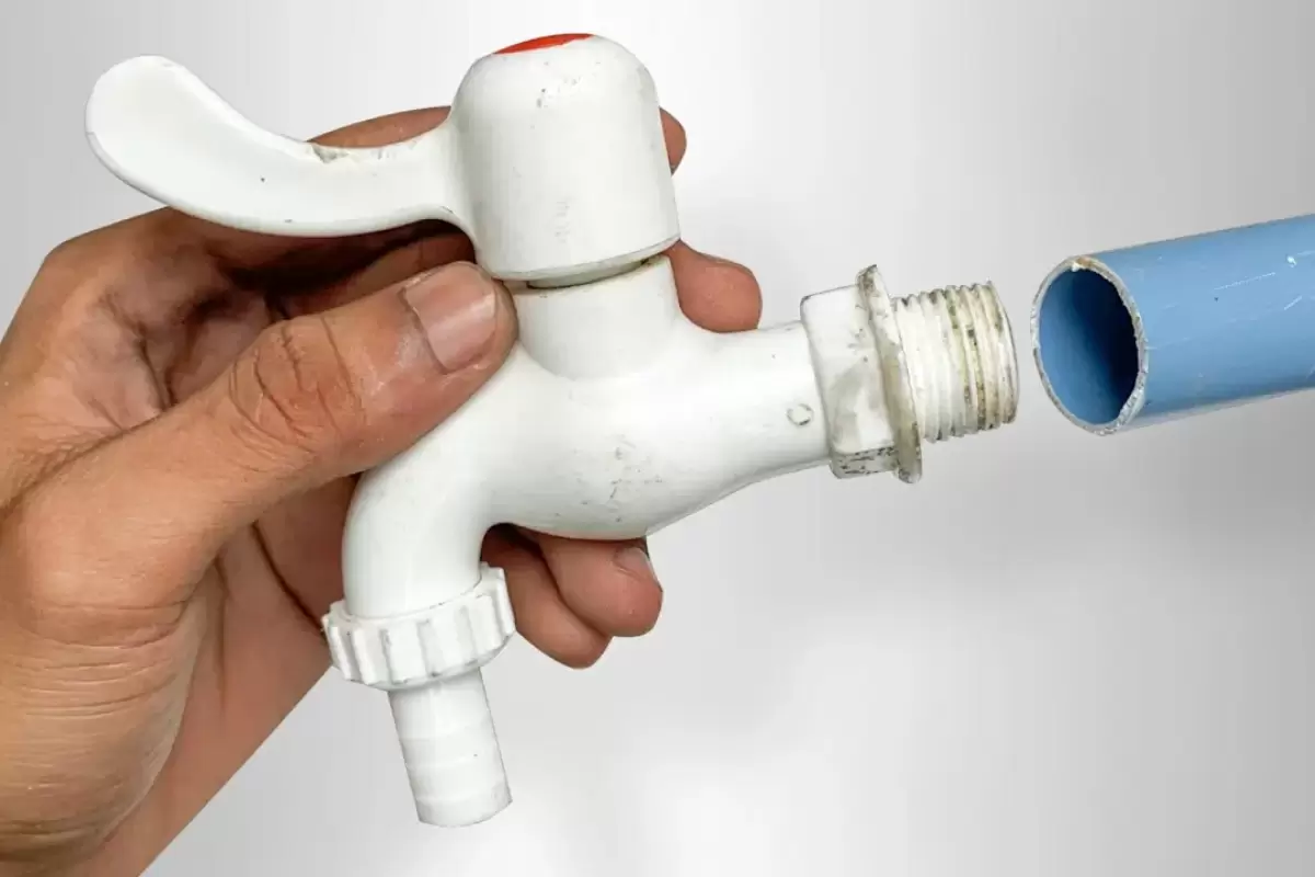 (ویدئو) یک ایده جالب و درخشان برای وصل کردن شیر آب پلاستیکی به لوله آب