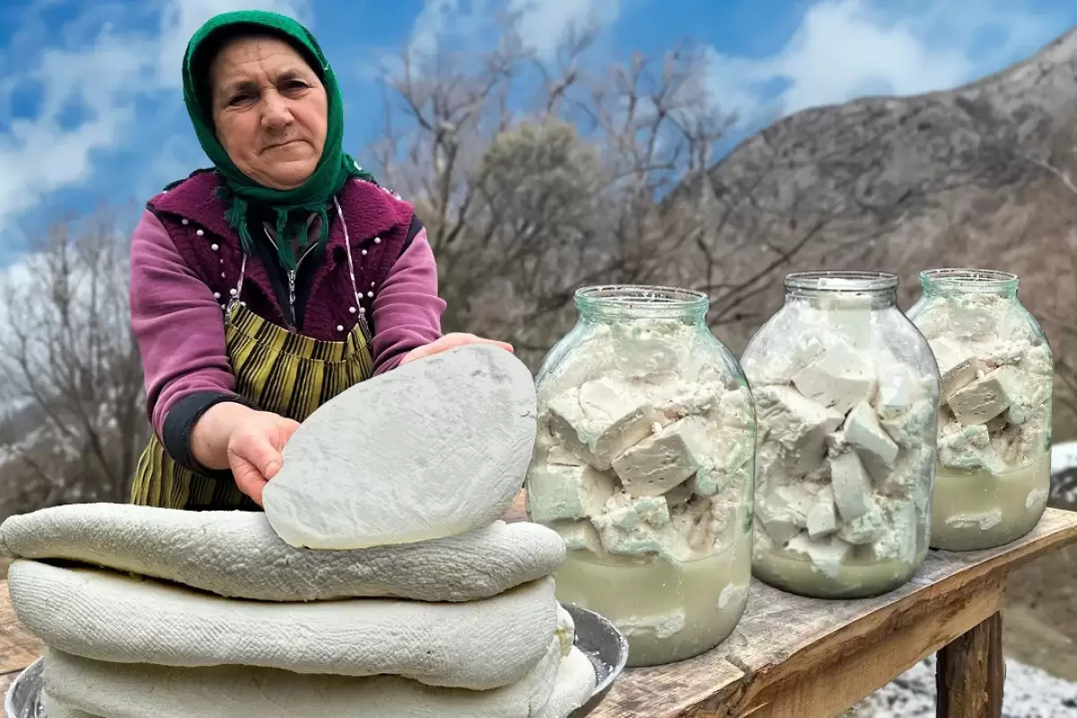 (ویدئو) طرز تهیه پنیر خانگیِ روستایی در یک دهکده زیبای آذربایجانی