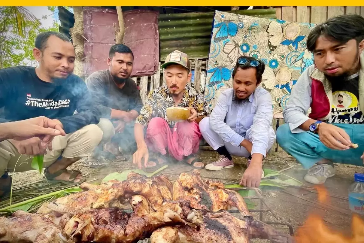 (ویدئو) غذای روستایی در اندونزی؛ از خورشت دم گاو تا مرغ کبابی روی زغال