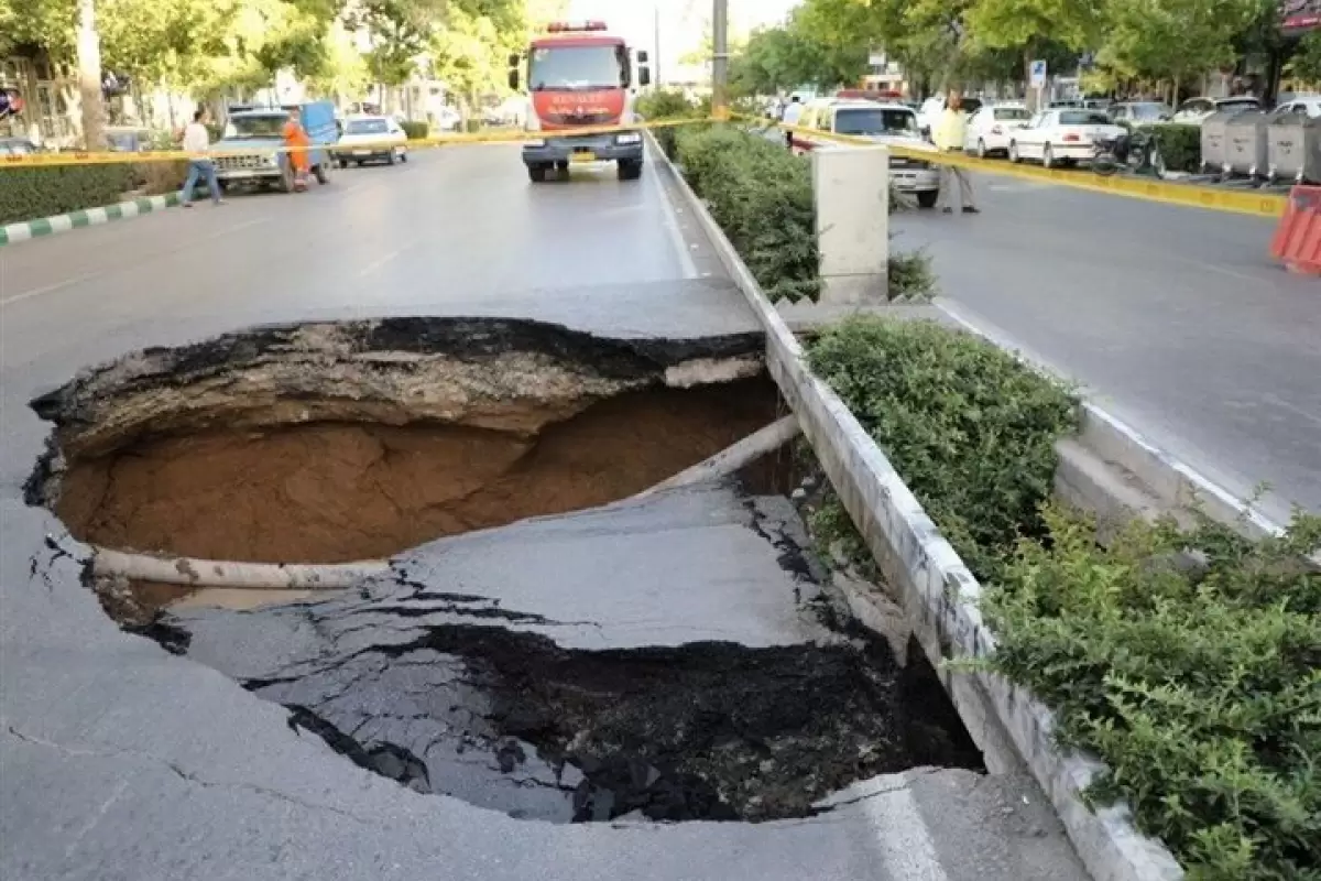 ببینید | فاجعه در اهواز؛ ایجاد یک حفره بزرگ در خیابان پس از بارش باران