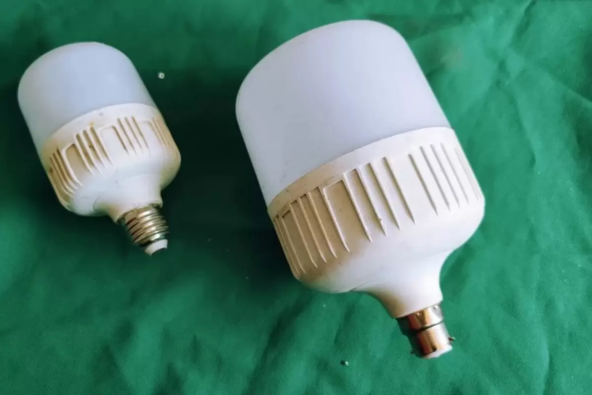 (ویدئو) فرآیند تعمیر لامپ LED بزرگ قدیمی در خانه به روش برقکار مراکشی