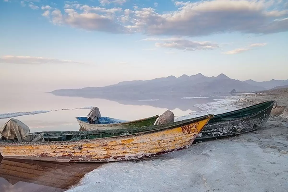 (عکس) ترافیک چند کیلومتری گردشگران برای تماشای دریاچه ارومیه