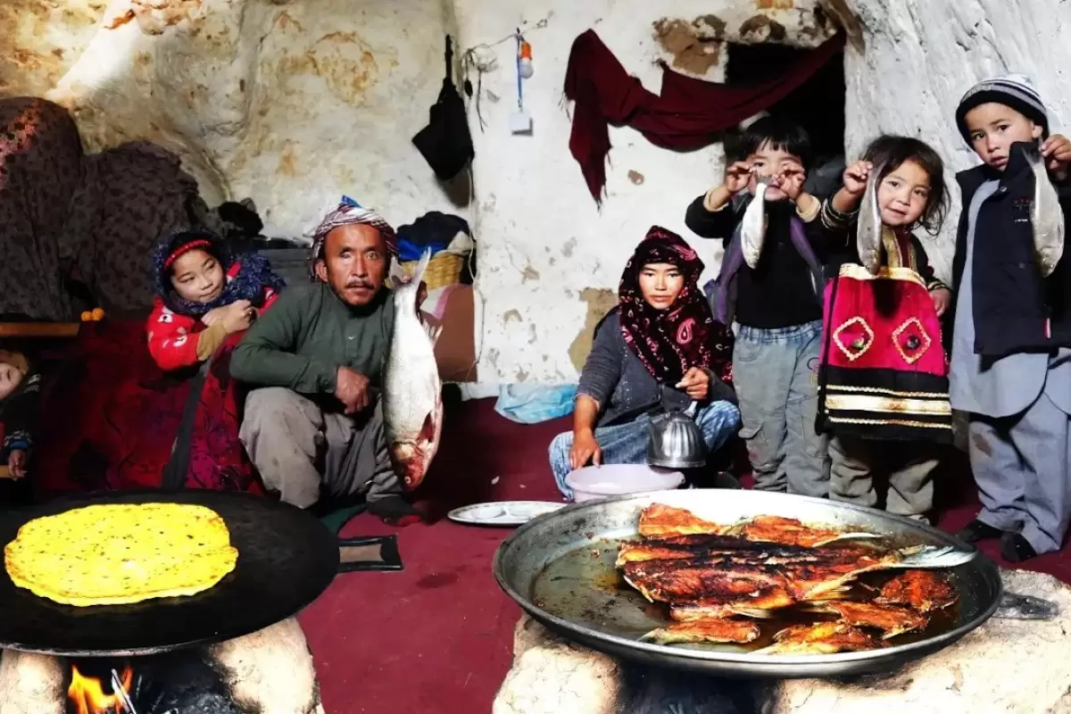 (ویدئو) فرآیند پخت نان و غذای محلی با ماهی رودخانه ای توسط یک زوج غارنشین افغان