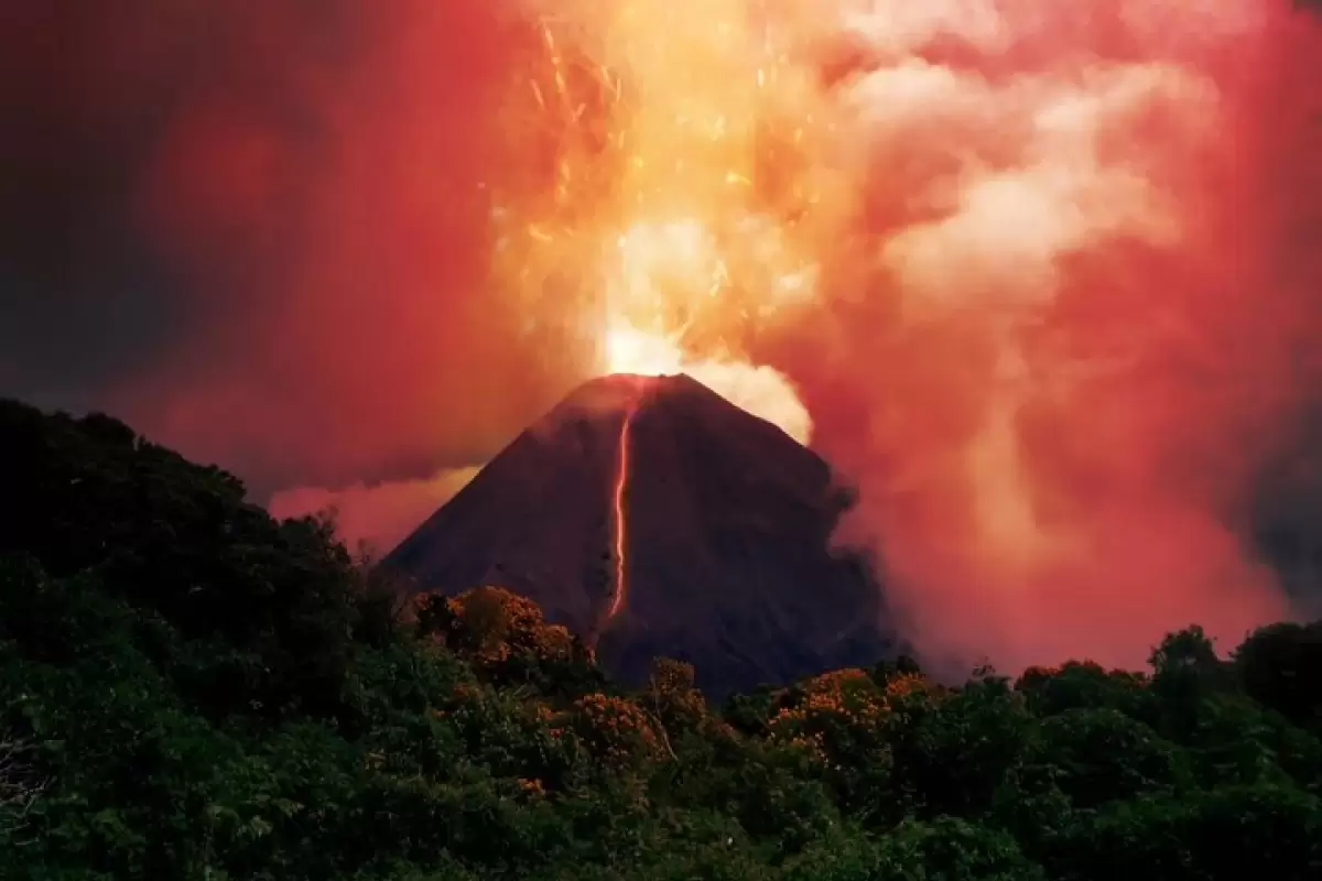 ببینید | فوران آتشفشان در پارک ملی اکوادور