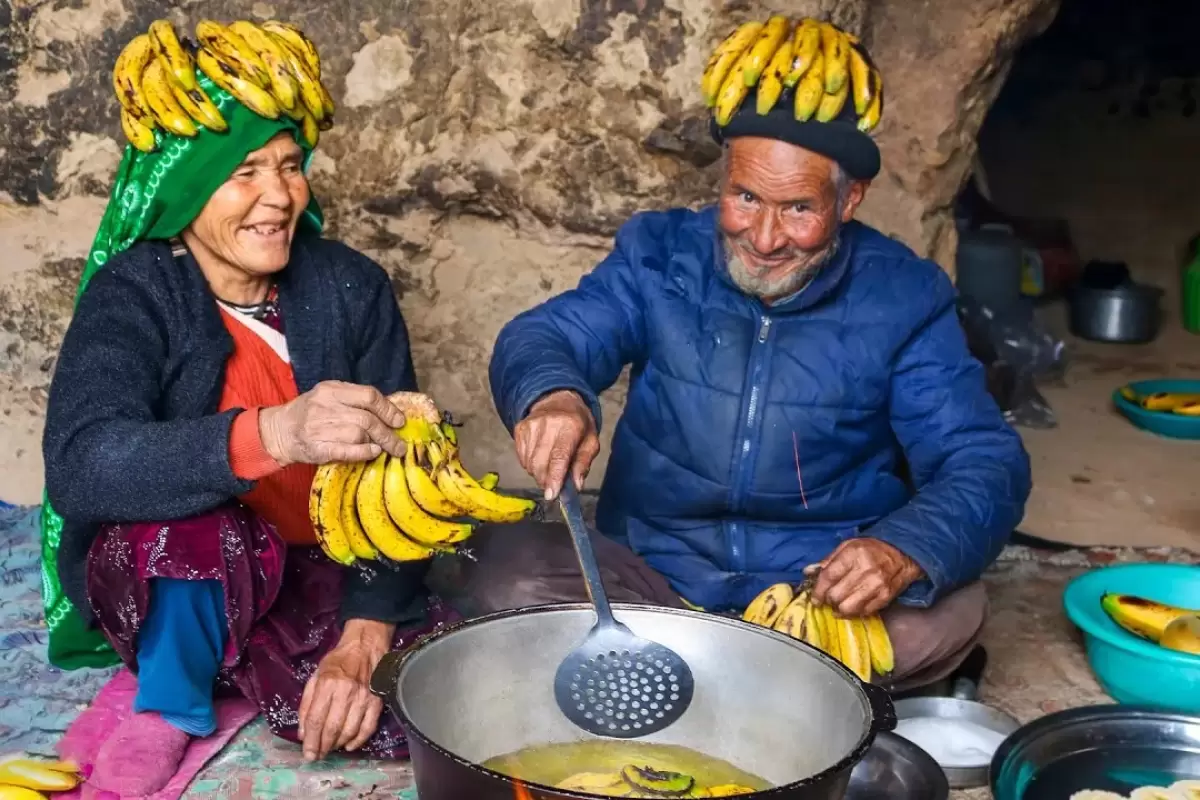 (ویدئو) پخت یک غذای خلاقانه با 6 کیلو موز و آرد به روش یک زوج غارنشین افغان