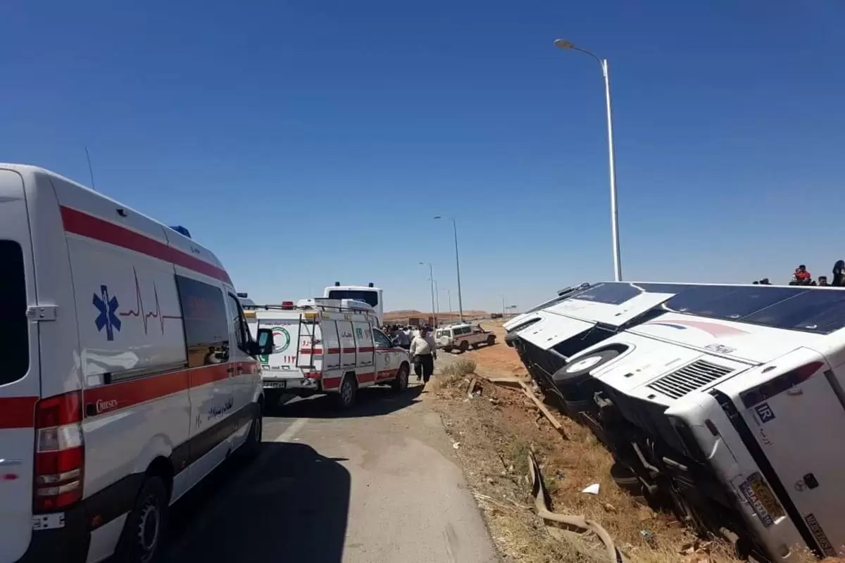 ۲۹ مصدوم در واژگونی اتوبوس در جاده شیراز به سروستان