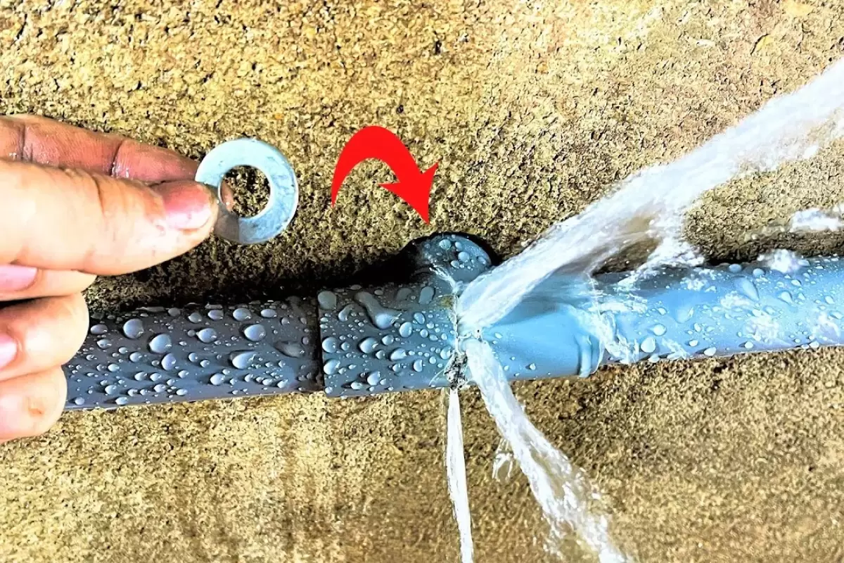 (ویدئو) اگر لوله پلاستیکی آب ترک خورد، چطور بدون کمک لوله کش تعمیرش کنیم؟