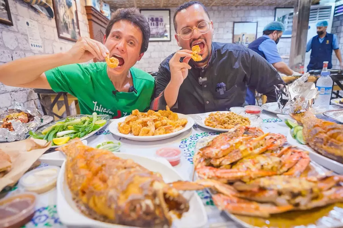 (ویدئو) غذای خیابانی در عربستان؛ از پخت ماهی تا میگوی دریای سرخ در جده
