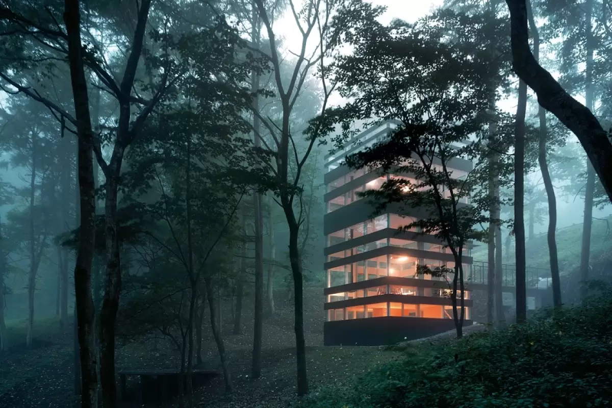 (تصاویر) یک خانۀ جنگلی شگفت‌انگیز با معماری بی‌نقص ژاپنی