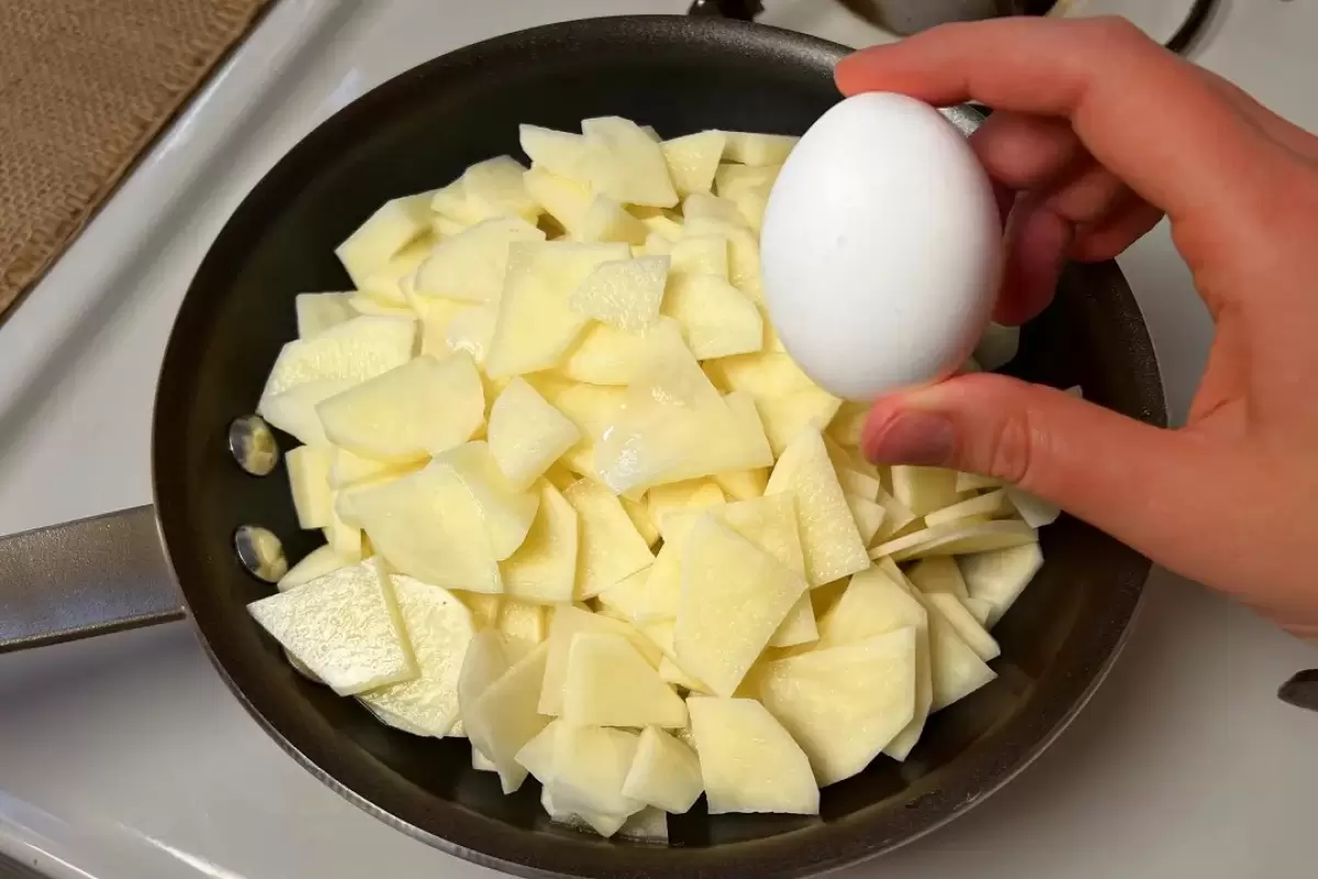 (ویدئو) اگر سیب زمینی، پیاز و تخم مرغ در خانه دارید، این غذای اسپانیایی را تست کنید
