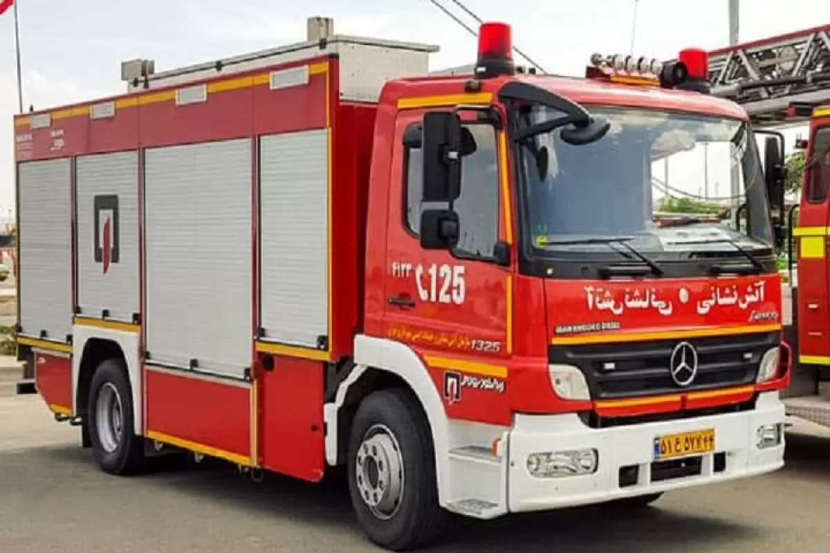 ببینید | نجات دوقلوهای ۶ ماهه و پسر ۴ ساله از دل آتش‌سوزی یک ساختمان در تهران