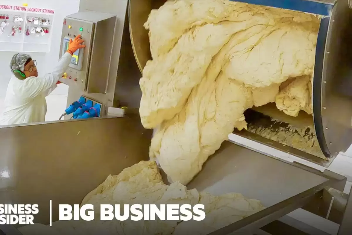 (ویدئو) فرآیند پخت و تولید 4 میلیون خمیر پیتزا در هفته در کارخانه
