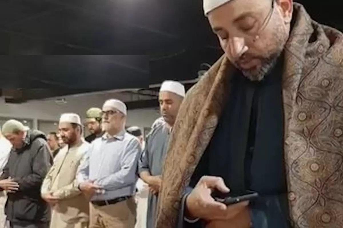 (ویدئو) استفاده یک امام جماعت از موبایل در حین نماز