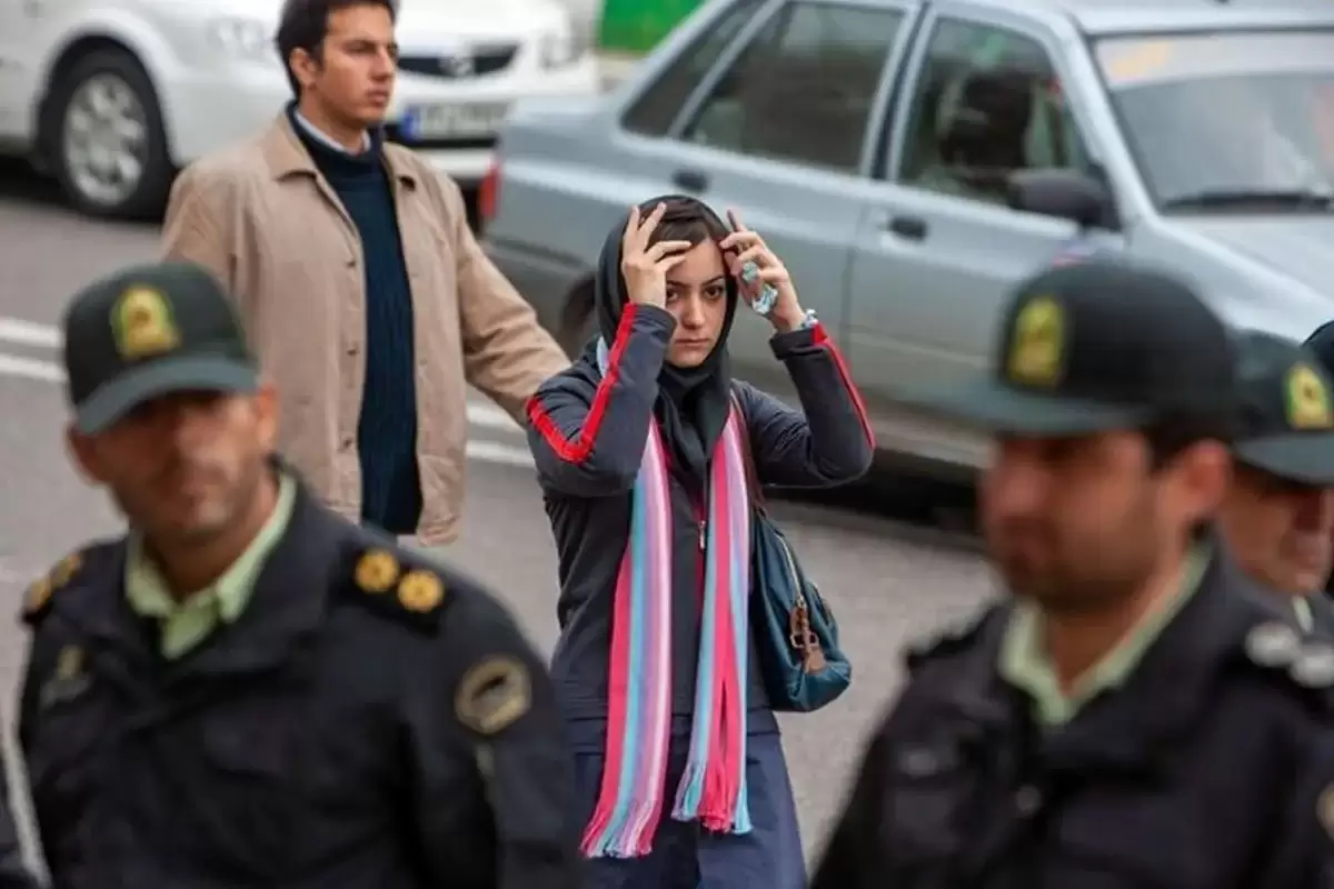 بنر عجیب در تهران؛ عدم اختلاس و رانت به شرط با حجاب شدن زنان! + عکس