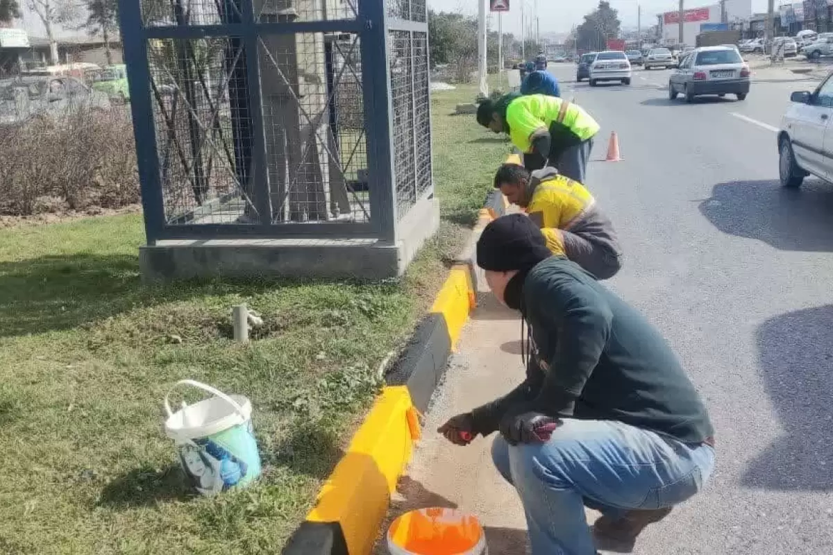 آغاز رنگ آمیزی و زیبا سازی جداول و بلوارها در مناطق سه گانه شهرداری گرگان