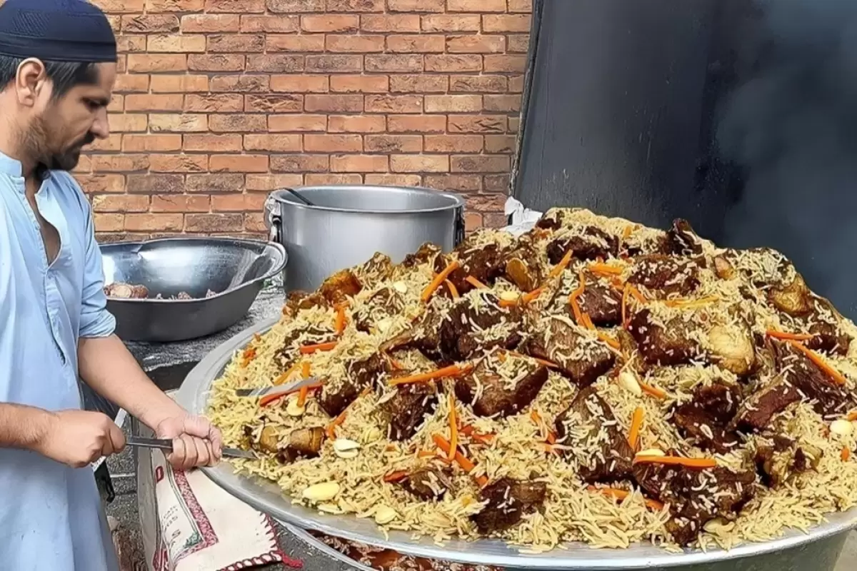 (ویدیو) غذای خیابانی در افغانستان؛ فرآیند پخت ۶۰ کیلوگرم کابلی پلو