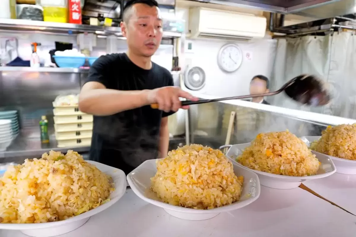 (ویدئو) غذاهای خیابانی ژاپن؛ فرآیند دیدنی پخت برنج سرخ شده با تخم مرغ