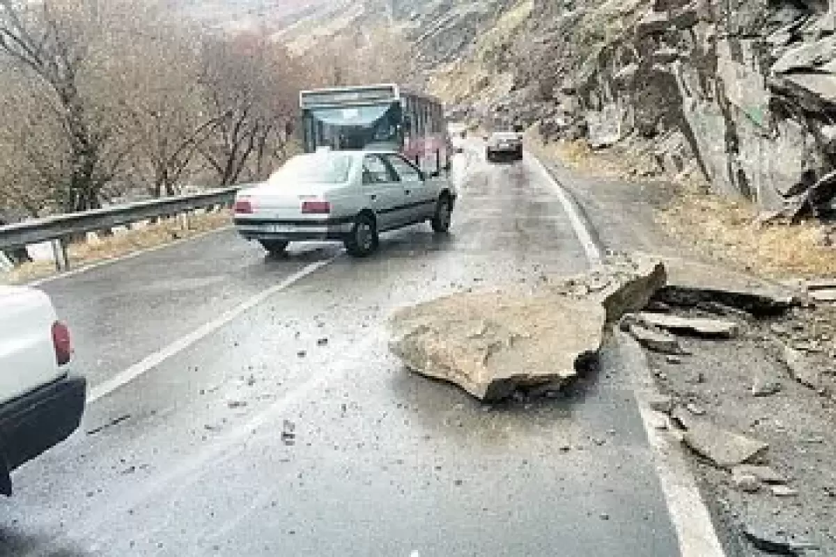 خطر ریزش سنگ در جاده کرج - چالوس