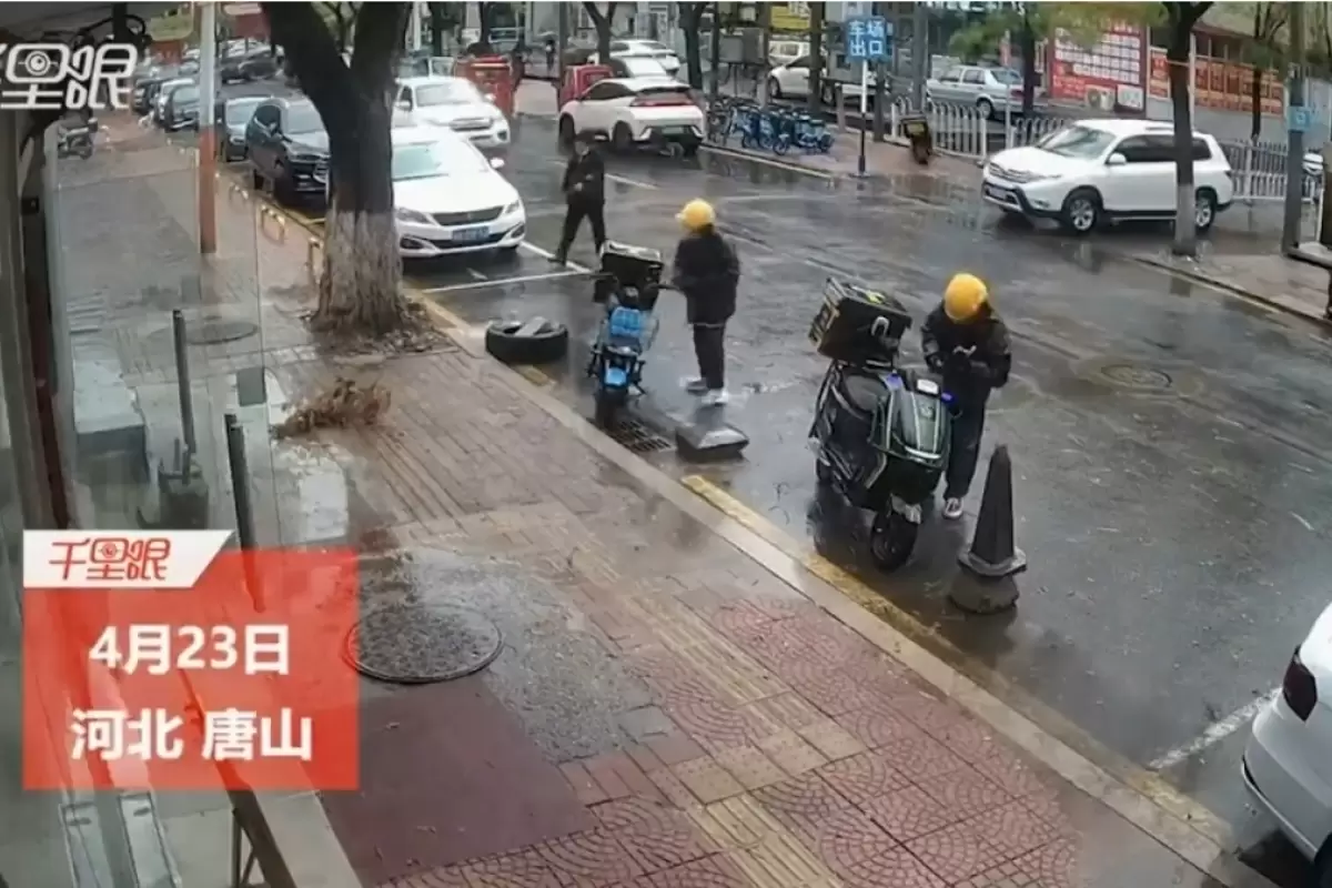 (ویدئو) خوش‌شانسی دو موتورسوار از سقوط درخت