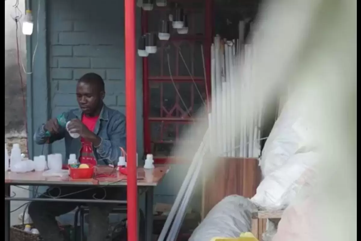 (ویدئو) ساخت لامپ ال‌ای دی با بطری بازیافتی در زیمبابوه