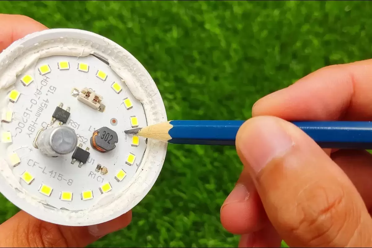 (ویدئو) نحوه تعمیر کردن لامپ های LED با استفاده از یک مداد ساده!