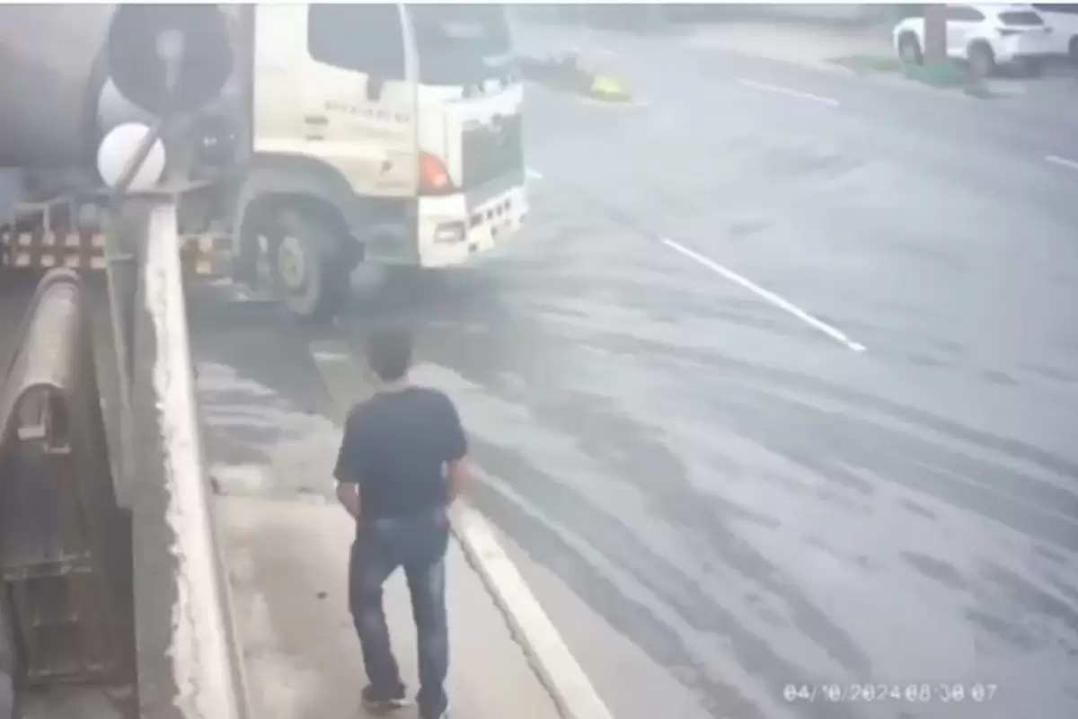 (ویدئو) نجات معجزه‌آسای یک مرد از تصادف دو کامیون