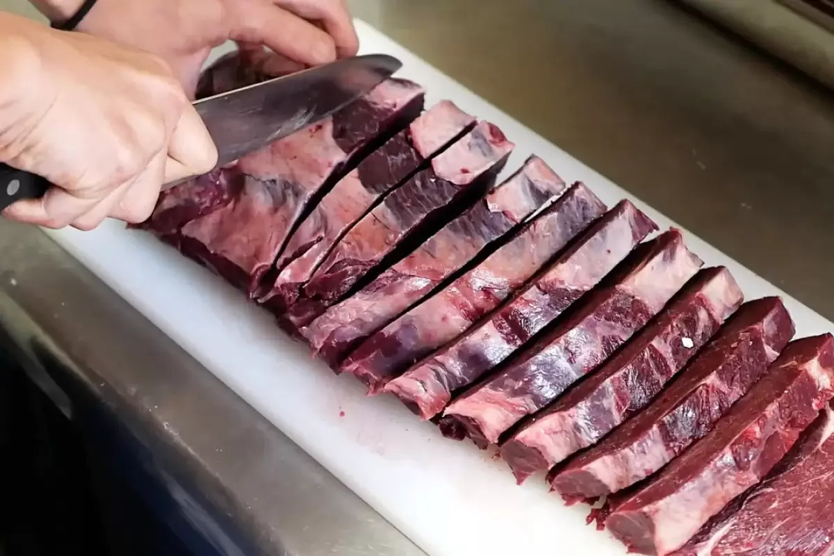 (ویدئو) غذای خیابانی در ژاپن؛ پخت استیک و ژامبون گوشت خرس