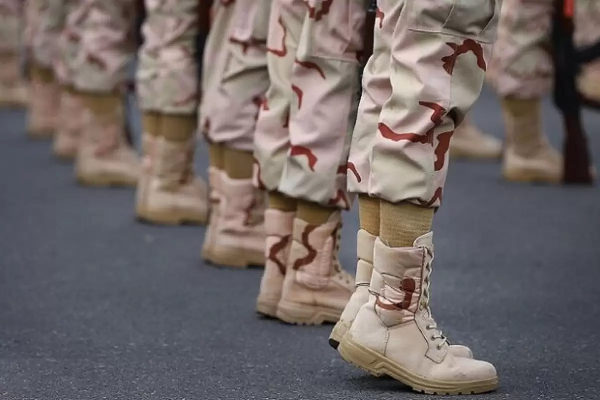 ببینید | هدیه مقام بلند رتبه ارتش به سربازان در برنامه زنده تلویزیون