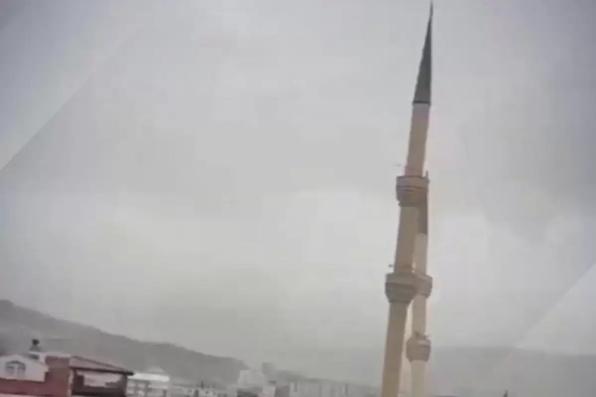 (ویدئو) لحظه سقوط مناره یک مسجد بر اثر طوفان