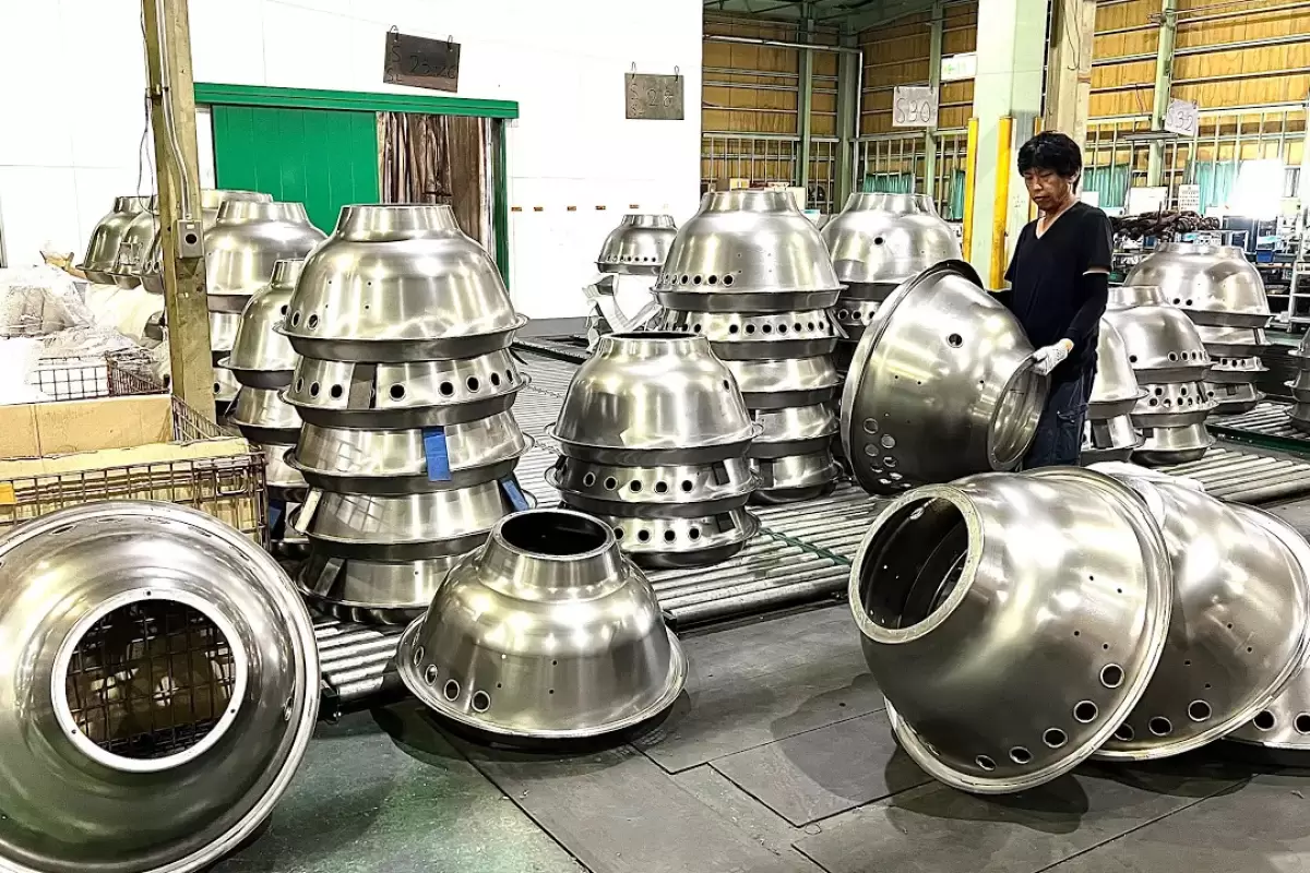 (ویدئو) فرآیند تولید انبوه قابلمه های غول پیکر در کارخانه مشهور ژاپنی